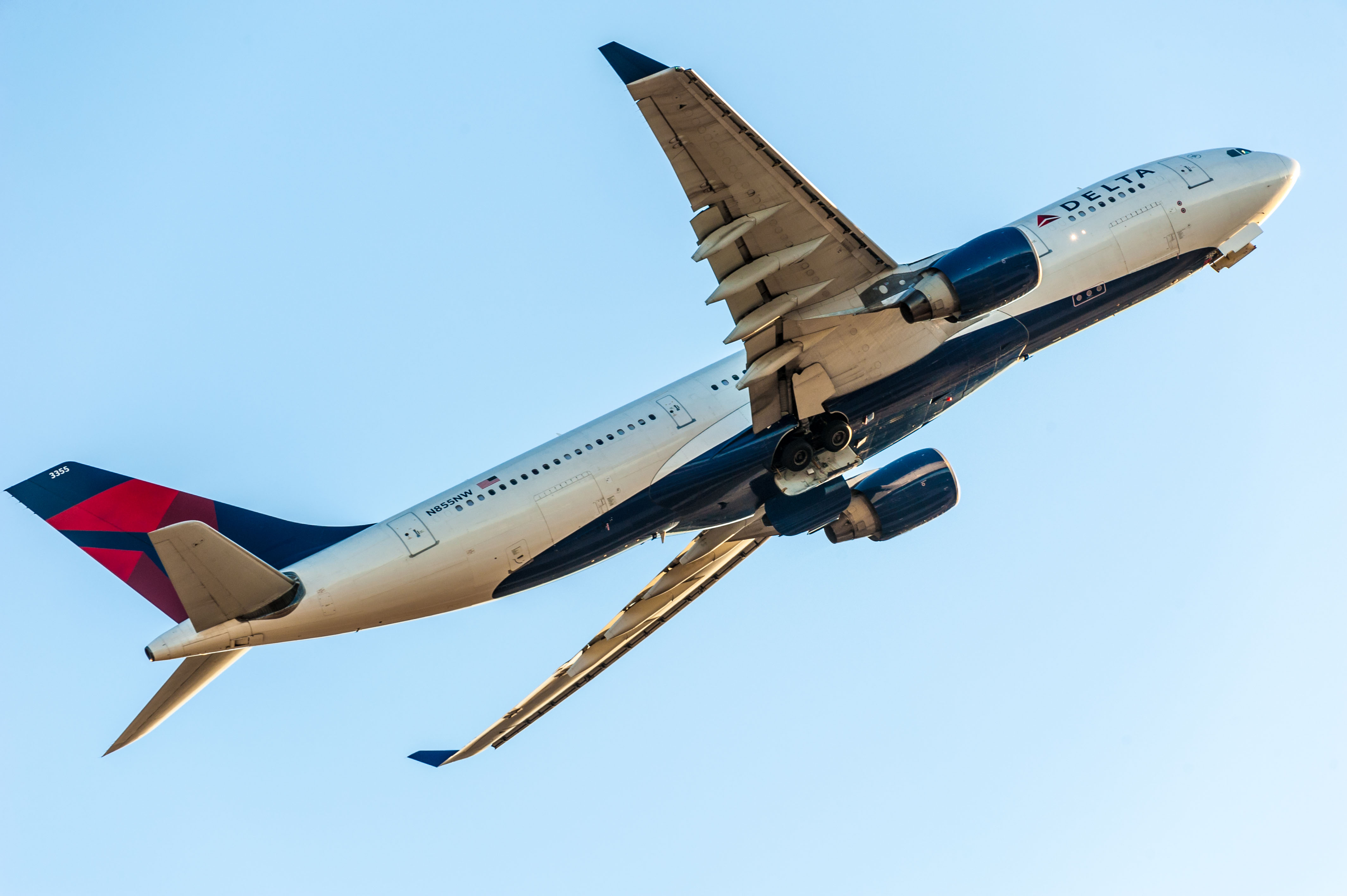 Set for take off: The Hartsfield-Jackson Atlanta International Airport is the primary hub for Delta Airlines - the world's second largest air carrier. (Photo Credit: Allen Creative / Steve Allen / Alamy Stock Photo)