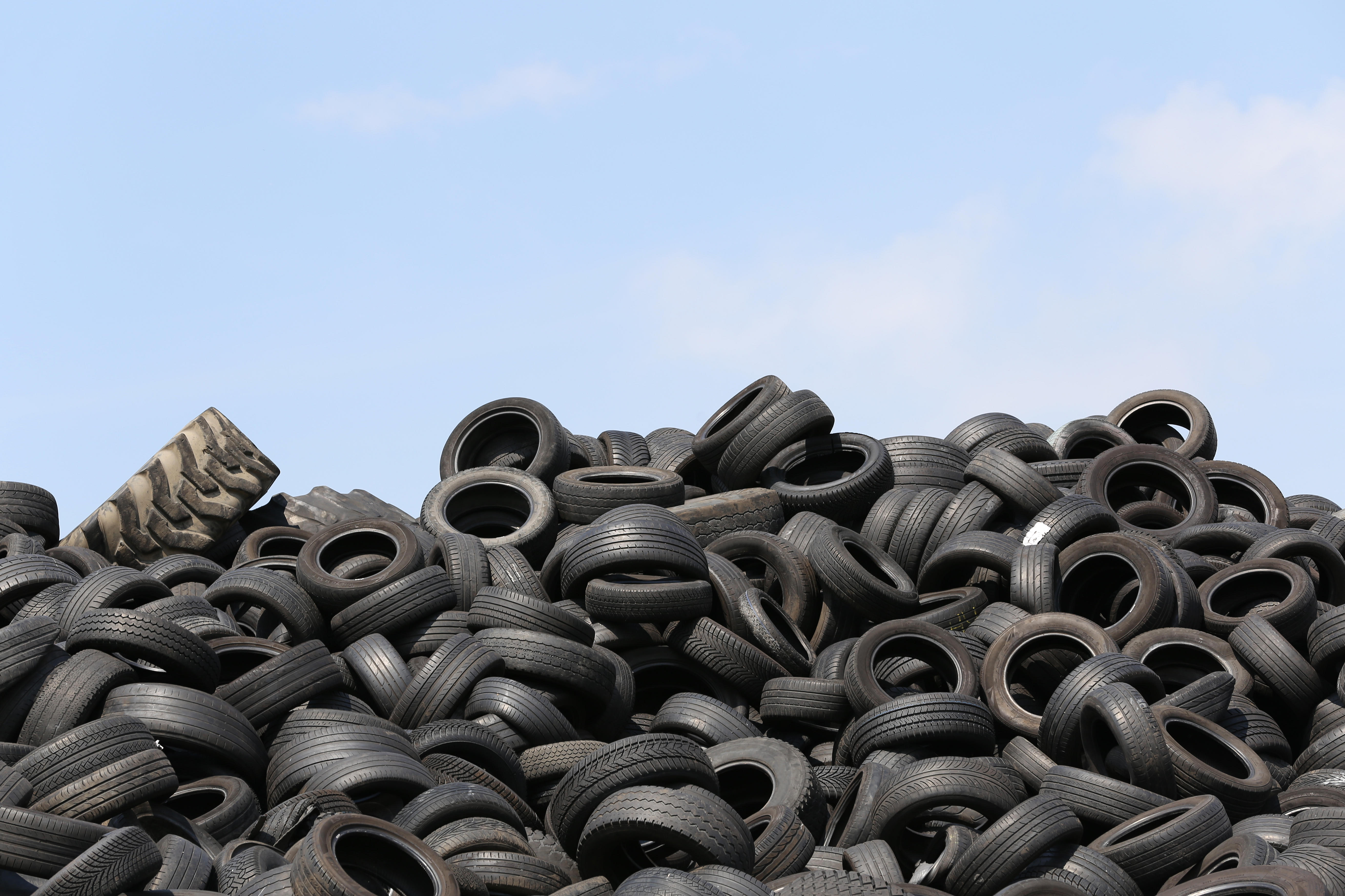Australia generates 537,000 used tyres a year, that's a lot of tyres. Of that, more than 34% of tyres are not recovered. They’re disposed of in all kinds of ways. Now, a new project is using rubber from these tyres to make new and improved particeboard panels. (Photo Credit: Björn Wylezich / Alamy Stock Photo)