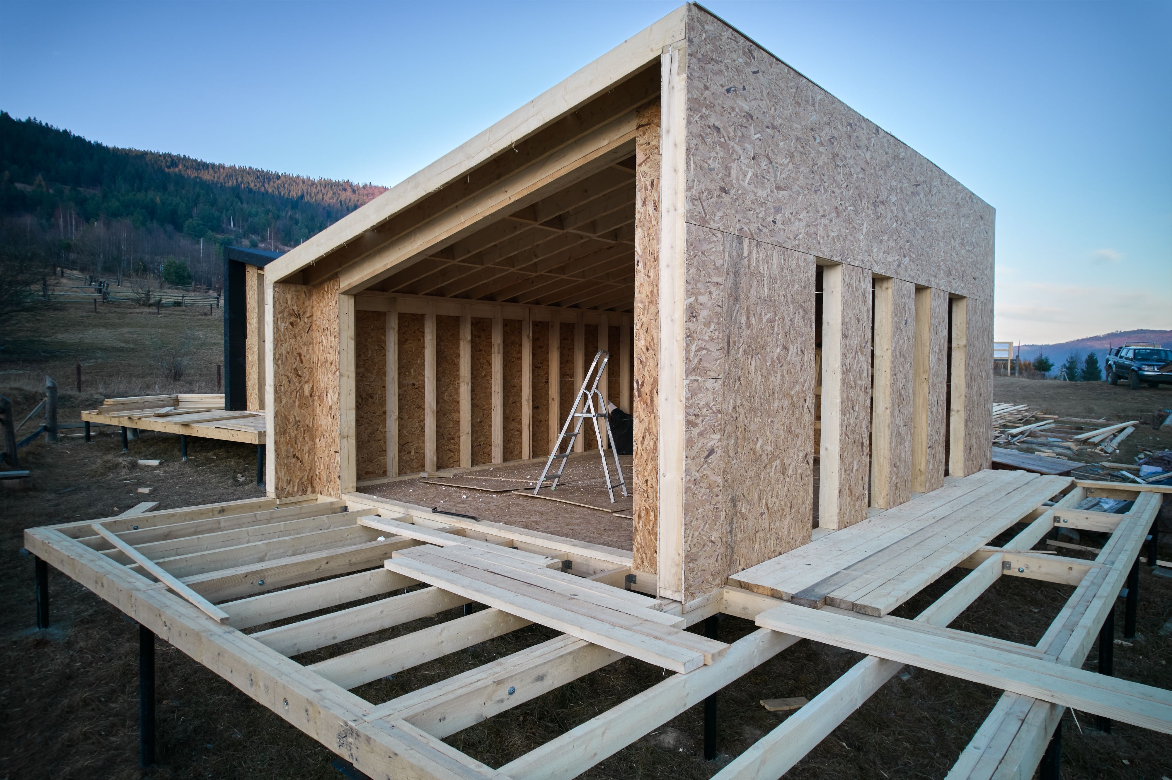 As a substitute for plywood, OSB uses longer and coarser wood to increase mechanical strength and water resistance by compressing layers of wood stands with adhesive to ensure consistent density and waterproofing. (Photo Credit: Shutterstock Images)