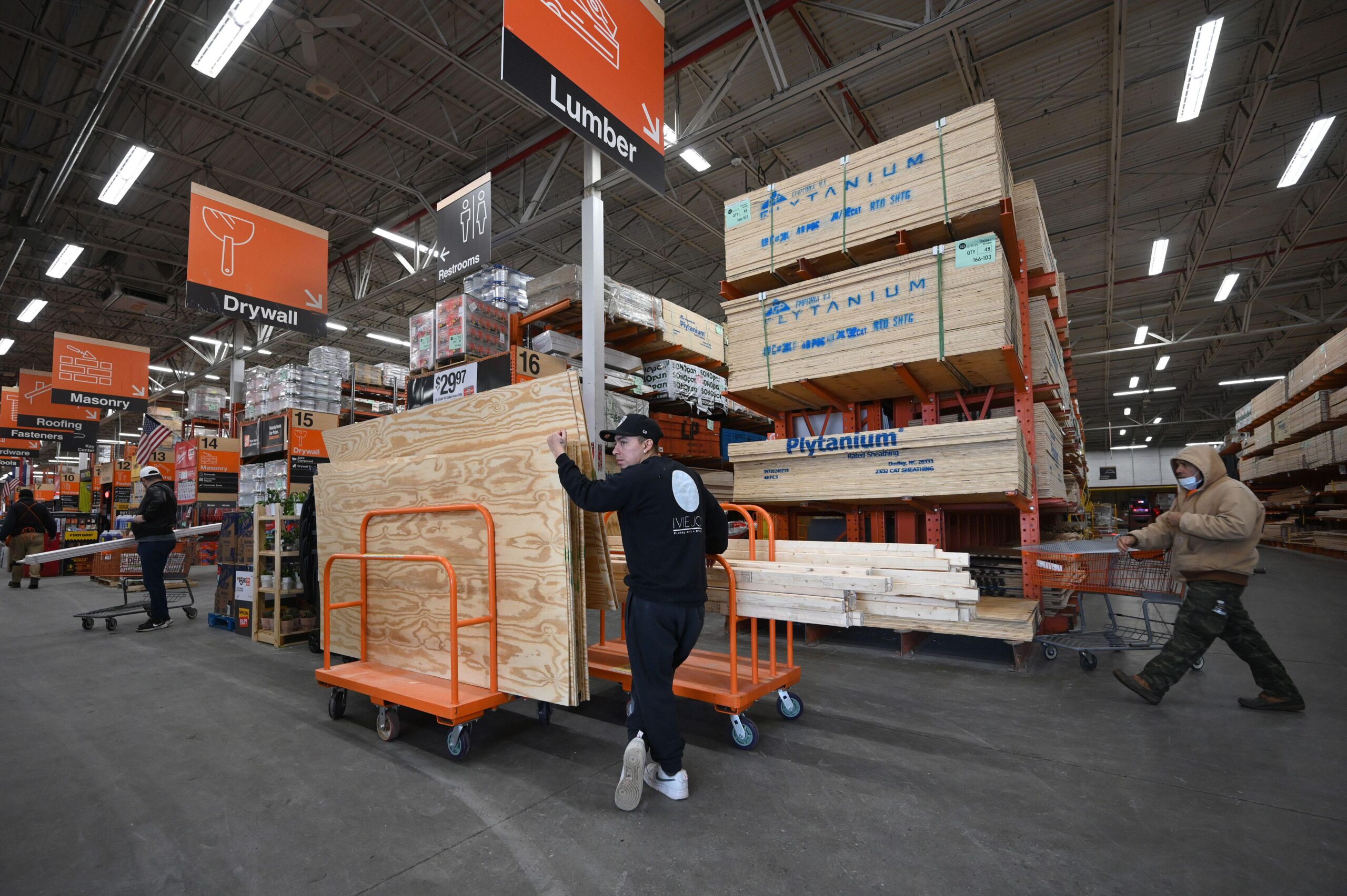 Spooked builders are stocking up big on building materials like lumber and switching out imported materials like Douglas fir for Southern Yellow Pine to navigate a fast-moving tariff environment. (Photo Credit: Sipa USA / Alamy Stock Photo)